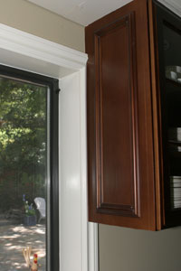 Kitchen cabinet abuts moulding